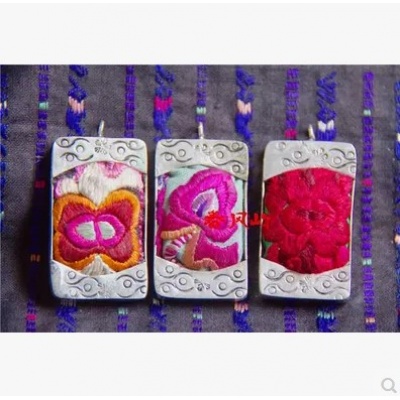 绣片镶嵌银牌老苗银苗绣手工银吊坠